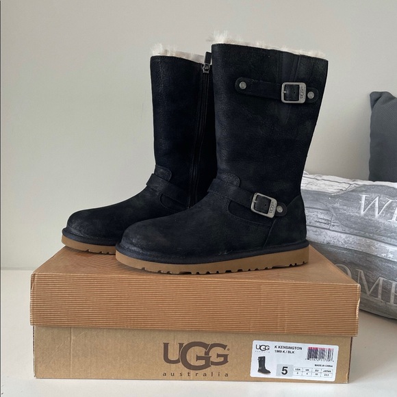 UGG Boots - Picture 1 of 4